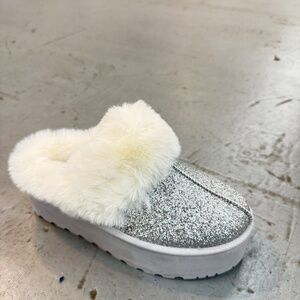 PLATFORM SPARKLY SILVER FUR SLIPPERS